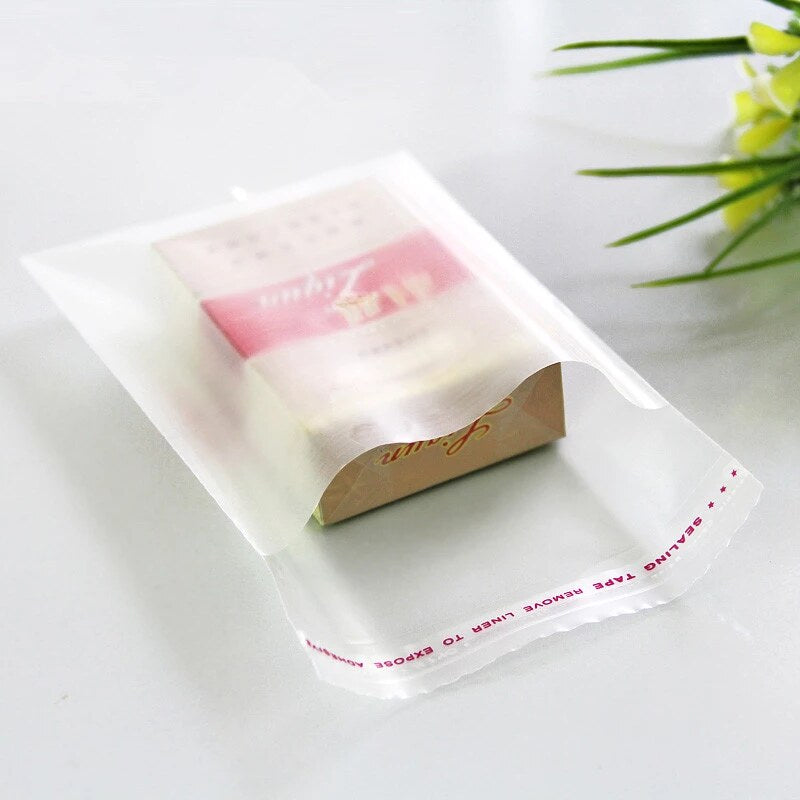 BOLSA TRANSPARENTE CON CINTA ADHESIVA, FÁCIL SELLADO