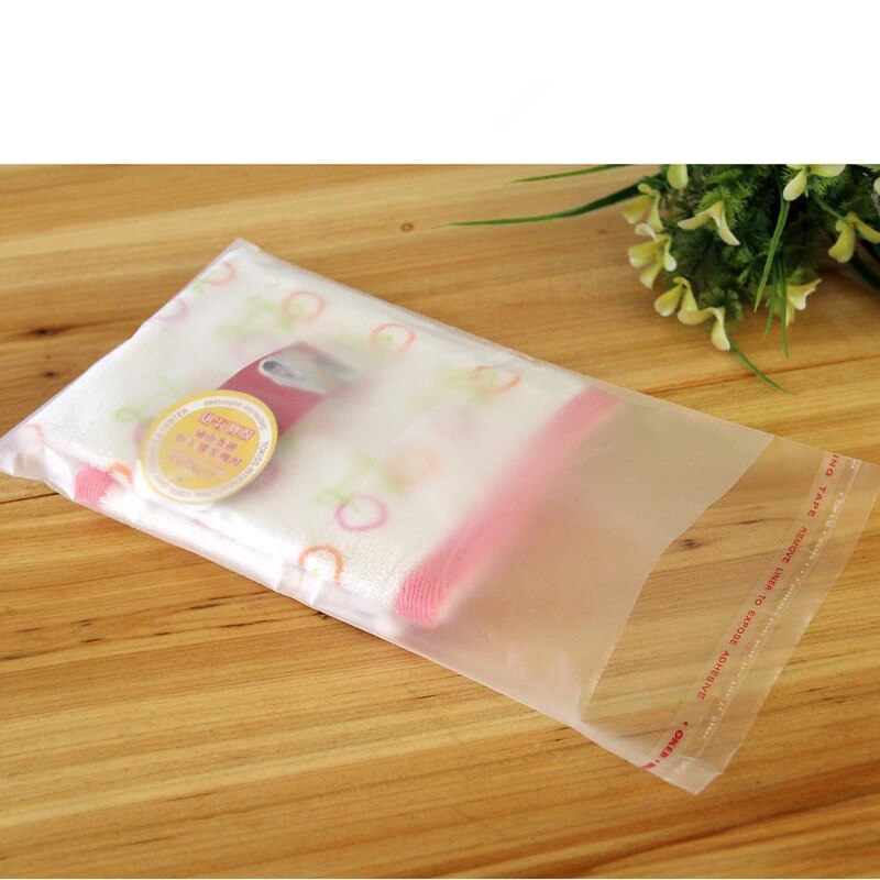 BOLSA TRANSPARENTE CON CINTA ADHESIVA, FÁCIL SELLADO